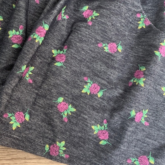 French Atmosphere - Rose Pattern Mini Skirt 🌹 - Picture 2 of 3